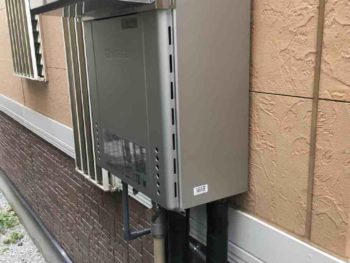 西所沢で配管カバー付給湯器の付け替え作業を行いました