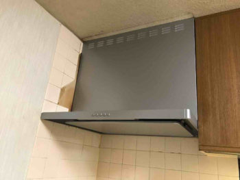 日高市で古くなって傷んだレンジフードを交換しました！