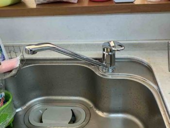 所沢市で水漏れしているキッチン水栓の交換工事