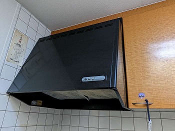 所沢市｜ブーツ型からスリム型へ～レンジフード交換工事