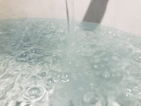 入間市｜冬になるとお湯がぬるい？給湯器の劣化サインと交換のベストタイミングを徹底解説